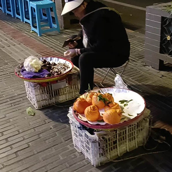 ร้านขายส้ม ริมทางเท้า