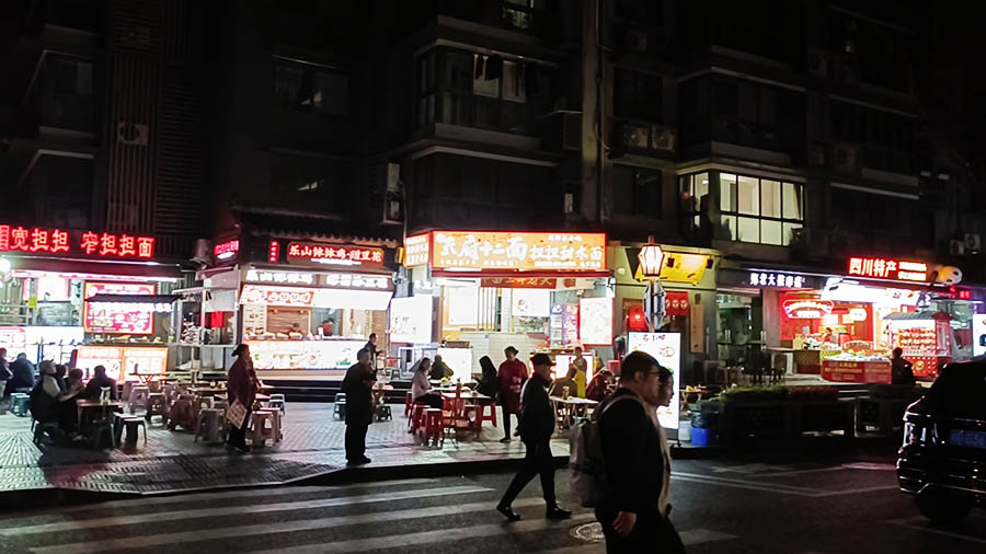 ร้านอาหารริมถนน ใกล้ๆ ซอยกว้างแคบ