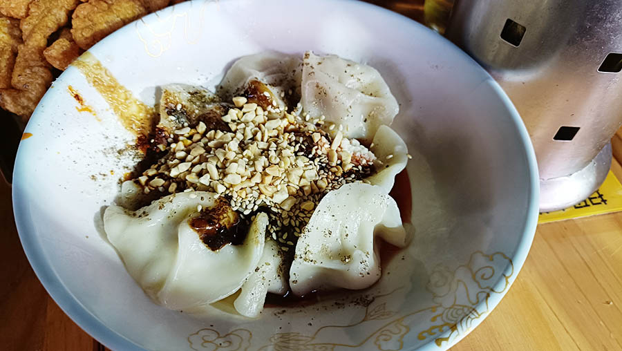 เกี๊ยวหมูคลุกซอสงาและถั่วลิสง