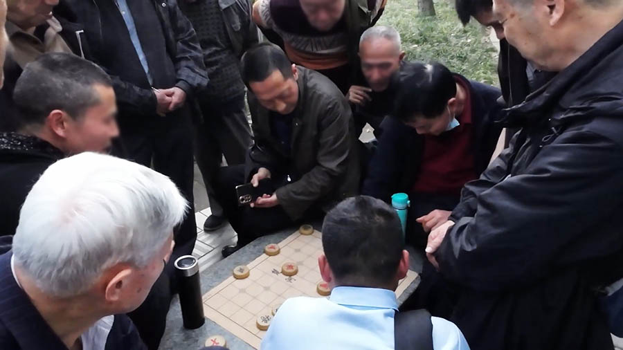 ผู้คนเล่นหมากรุก ที่สวนประชาชน เมืองเฉิงตู