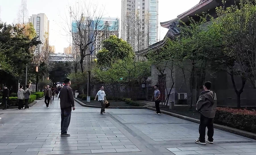 คนเล่นเตะลูกขนไก่ ที่สวนประชาชน เฉิงตู