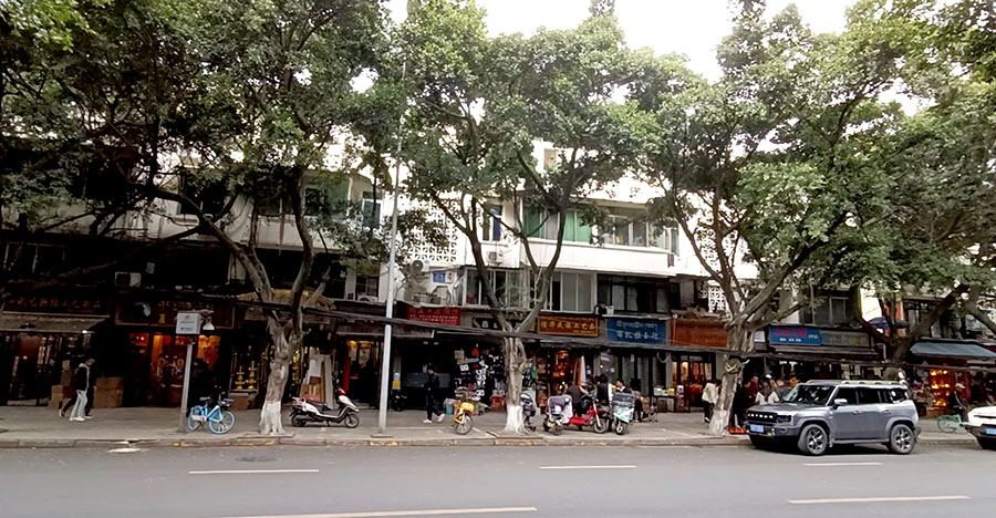 บรรยากาศริมถนนย่านขายสังฆภัณฑ์ทิเบต ย่าน Wuhou