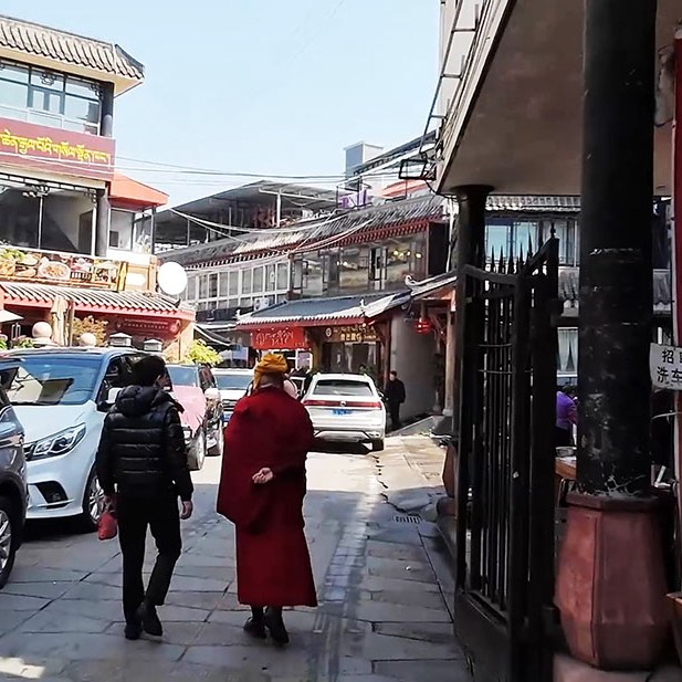 พบเห็นพระสงฆ์จีนได้ทั่วไปในย่านนี้ มีอาคารสไตล์ทิเบตหลายแห่ง