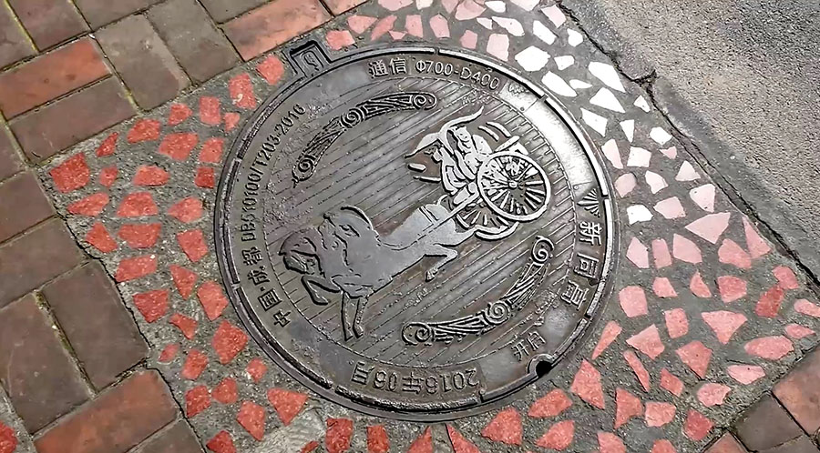 ลวดลายบนฝาท่อน้ำ บรรยากาศระหว่างทางในย่าน Wuhou