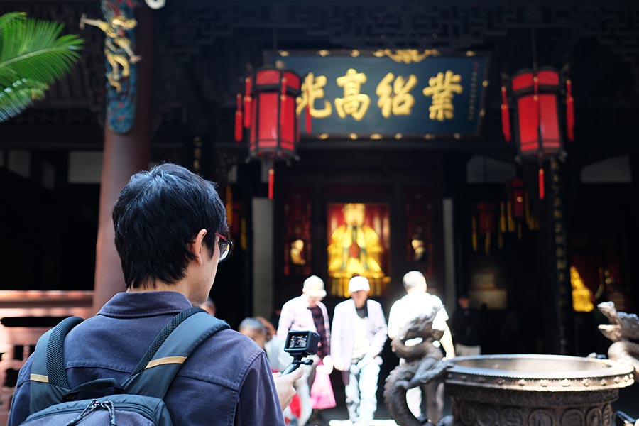 บริเวณหน้าศาลพระเจ้าเล่าปี่ ศาลเจ้า Wuhou เมืองเฉิงตู มีกระถางธูปขนาดใหญ่