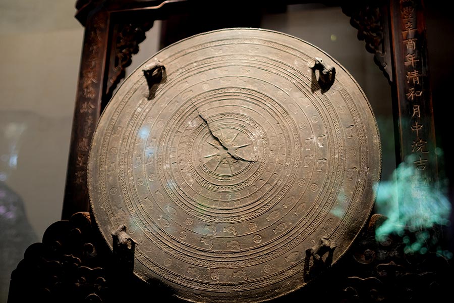 โบราณวัตถุ ที่จัดแสดงข้างๆ รูปเคารพขงเบ้ง คาดว่าเป็นอุปกรณ์ดูดาว