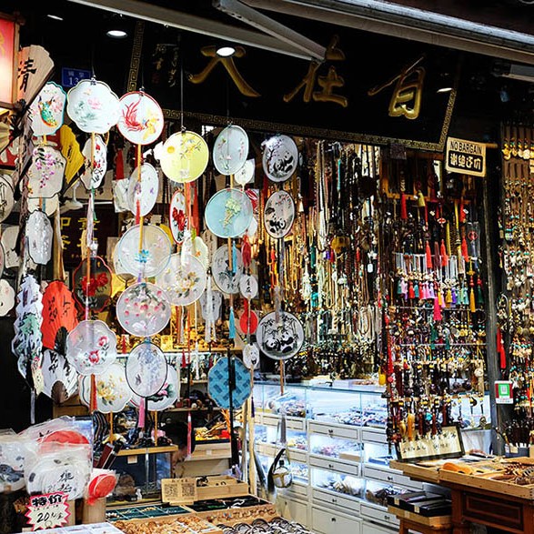 ร้านค้าภายในถนนคนเดินจิ๋นหลี่ เฉิงตู โซนด้านใน ฝั่งใกล้สวน