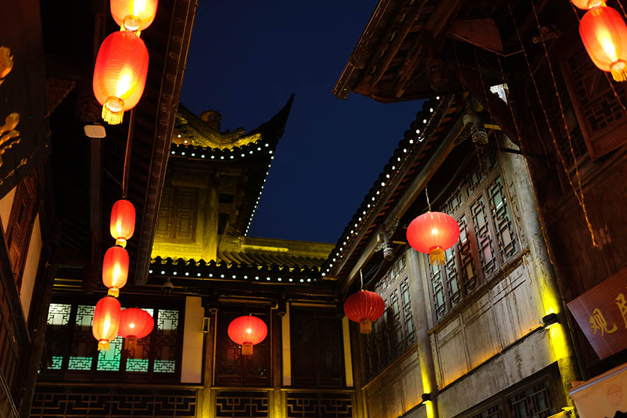 สถาปัตยกรรมสไตล์จีนโบราณ บริเวณใกล้ทางเข้าฝั่งถนนด้านหน้า ถนนคนเดินจิ๋นหลี่ Night at Jinli old street