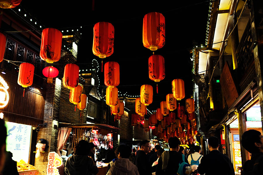 บรรยากาศเวลากลางคืน ที่ถนนคนเดินจิ๋นหลี่ Night at Jinli Old Street