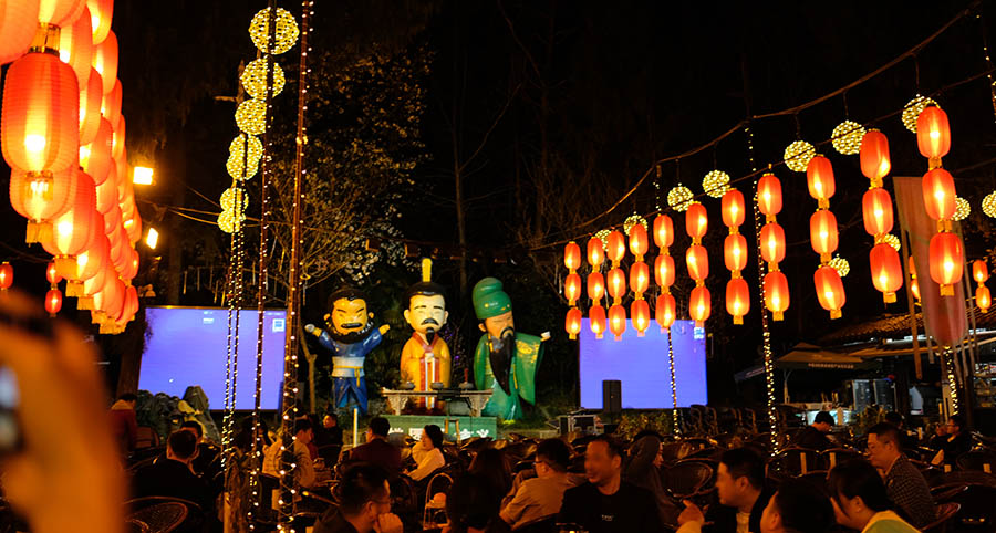 โซนจิบชากลางแจ้ง จัดในธีม คำสาบานในสวนท้อ