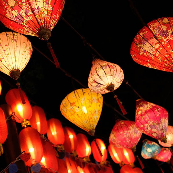 โคมไฟประดับ เวลากลางคืน ที่ถนนคนเดินจิ๋นหลี่