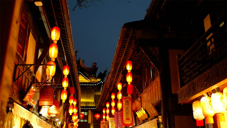 สถาปัตยกรรมสไตล์จีนโบราณ บริเวณใกล้ทางเข้าฝั่งถนนด้านหน้า ถนนคนเดินจิ๋นหลี่ Night at Jinli old street