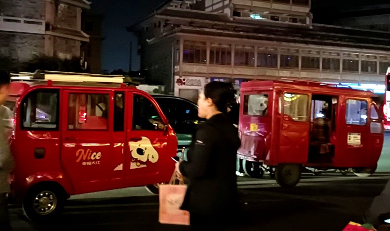 รถตุ๊กๆ แดง หน้าถนนคนเดินจิ๋นหลี่