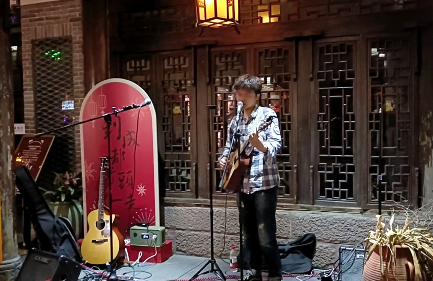 การแสดงดนตรี ที่ถนนคนเดินจิ๋นหลี่