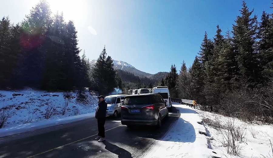 ระหว่างรถจอดบนภูเขาหิมะและป่าสน มีคนลงมาสูบบุหรี่