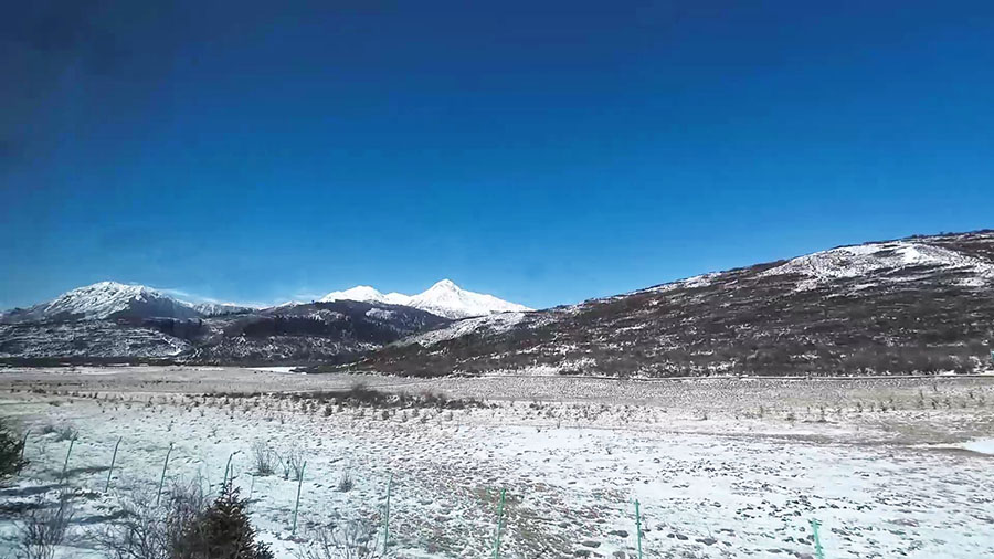 ทิวทัศน์ระหว่างการเดินทางกลับจากจิ่วจ้ายโกว ไปยังสถานีรถไปหวงหลงจิ่วจ้าย Scenery along the way from the bus travels from Jiuzhaigou to Huonglong-Jiuzhai train station