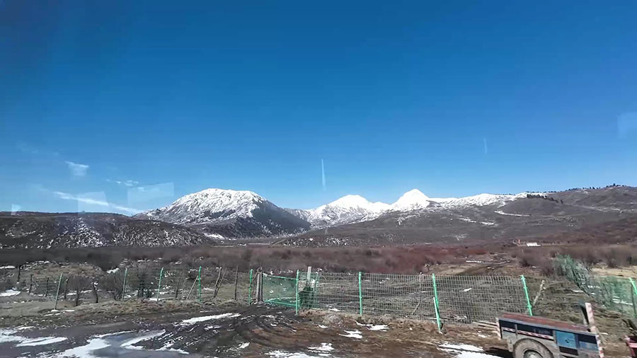 ทิวทัศน์ระหว่างการเดินทางกลับจากจิ่วจ้ายโกว ไปยังสถานีรถไปหวงหลงจิ่วจ้าย Scenery along the way from the bus travels from Jiuzhaigou to Huonglong-Jiuzhai train station