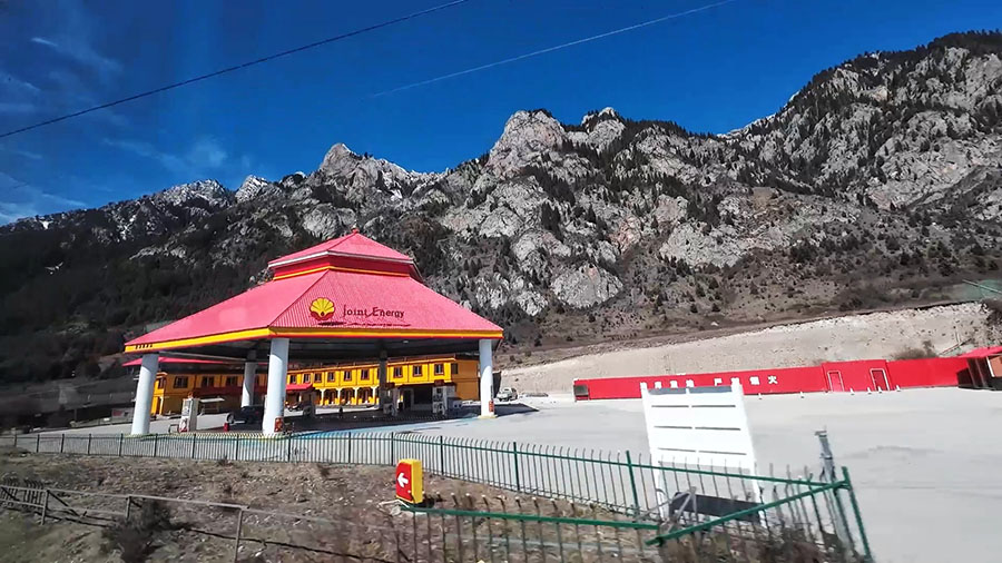 ทิวทัศน์ระหว่างการเดินทางกลับจากจิ่วจ้ายโกว ไปยังสถานีรถไปหวงหลงจิ่วจ้าย Scenery along the way from the bus travels from Jiuzhaigou to Huonglong-Jiuzhai train station