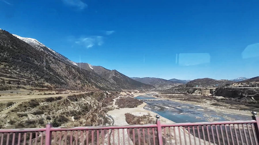 ทิวทัศน์ระหว่างการเดินทางกลับจากจิ่วจ้ายโกว ไปยังสถานีรถไปหวงหลงจิ่วจ้าย Scenery along the way from the bus travels from Jiuzhaigou to Huonglong-Jiuzhai train station