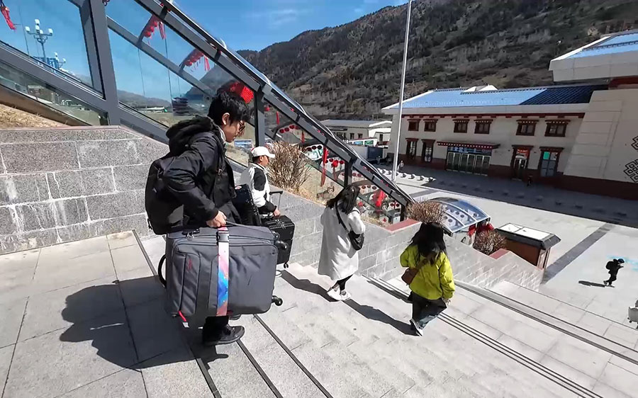 รีบจ้ำเพื่อไปขึ้นรถไฟให้ทัน ที่สถานีรถไฟหวงหลง-จิ่วจ้าย We rush in order to catch the train at Huanglong-Jiuzhai train station