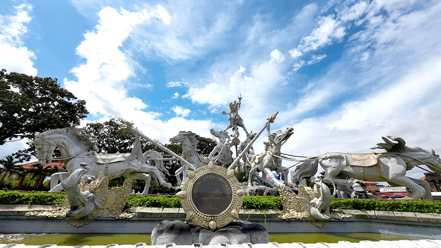 Satria Gatotkaca Park อนุสาวรีย์ กรรณะ สู้กับ ฆะโตกัจ ใกล้ๆ กับท่าอากาศยานบาหลี