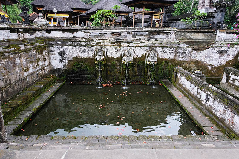 สระน้ำที่ Goa Gajah temple, Ubud, Bali วัด Goa Gajah อุบุด บาหลี ประเทศอินโดนีเซีย