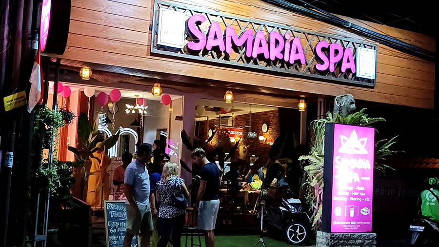 Ubud street view in the evening วิวริมถนนยามค่ำที่อุบุด บาหลี