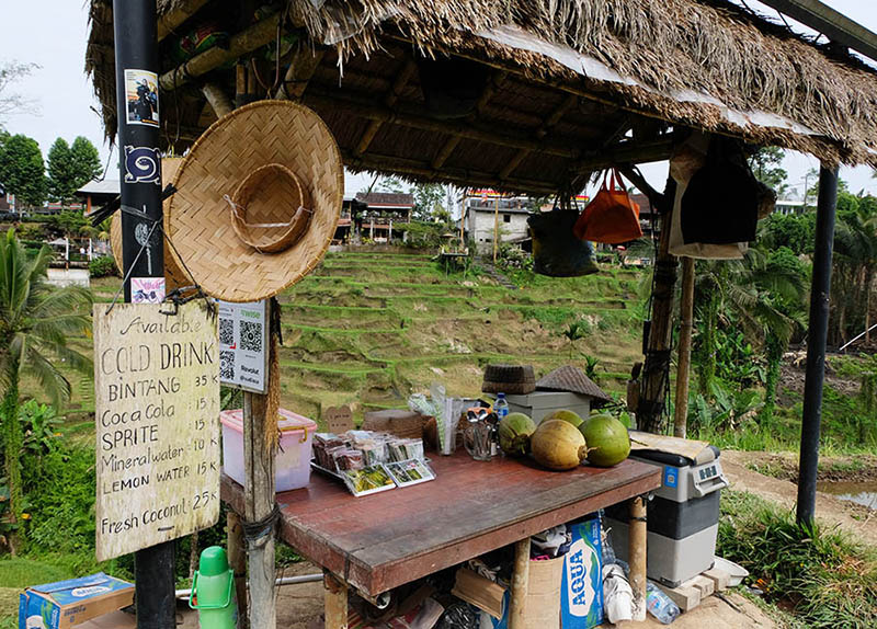 เพิงขายของริมทาง ที่ Mupu Rice Terrace ในโซนทุ่งนาขั้นบันได Tegallalang ใกล้ Ubud , Bali อุบุด บาหลี