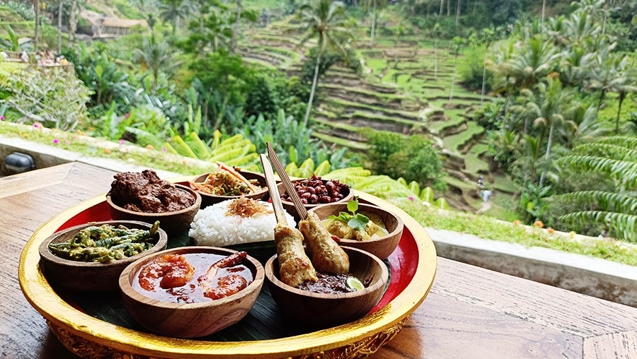 เซ็ตอาหารกลางวัน ที่ Tis Cafe บาหลี เป็นอาหารพื้นเมืองอินโดนีเซีย