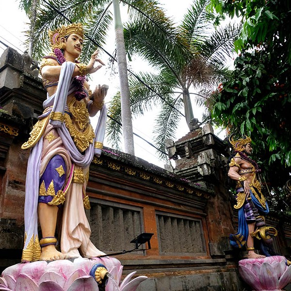 รูปปั้นพี่น้อง ปาณฑพ จาก มหาภารตะ ที่ Ubud Water Palace (Pura Taman Saraswati) วัดพระแม่สรัสวตี อุบุด บาหลี