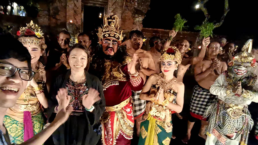 Kecak dance performance at ARMA museum, Ubud, Bali การแสดงระบำเคจัก ที่ ARMA museum อุบุด บาหลี