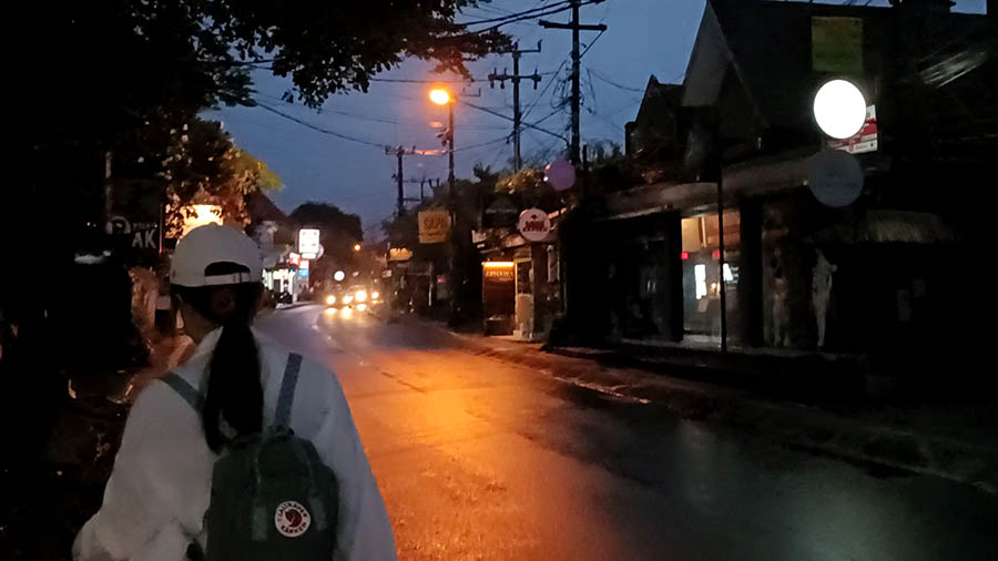 เดินจากโรงแรมไปยังจุดนัดพบใน Ubud ที่ Coco Supermarket