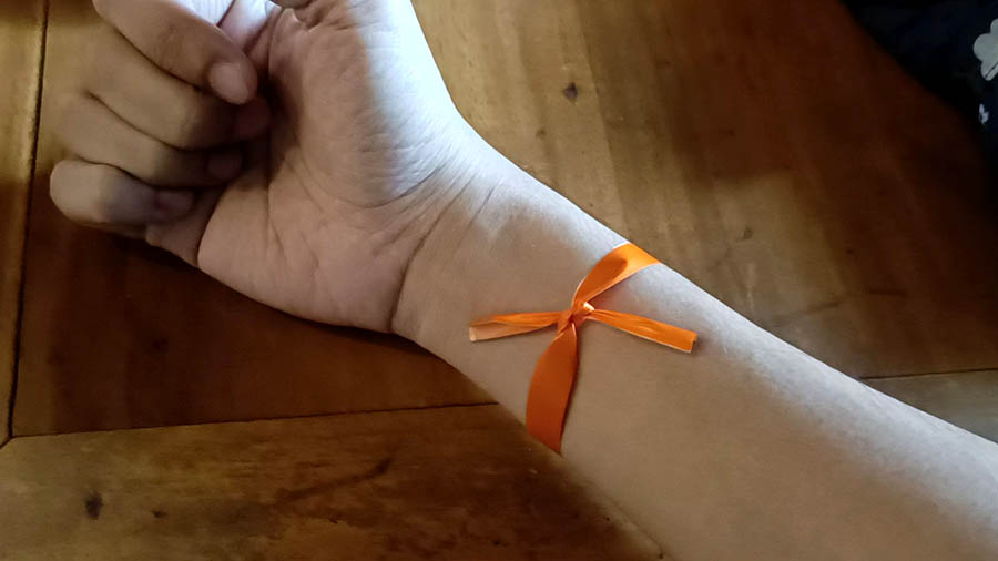 ผูกข้อมือไว้เป็นสัญลักษณ์ทัวร์ ก่อนไปขึ้นเรือ