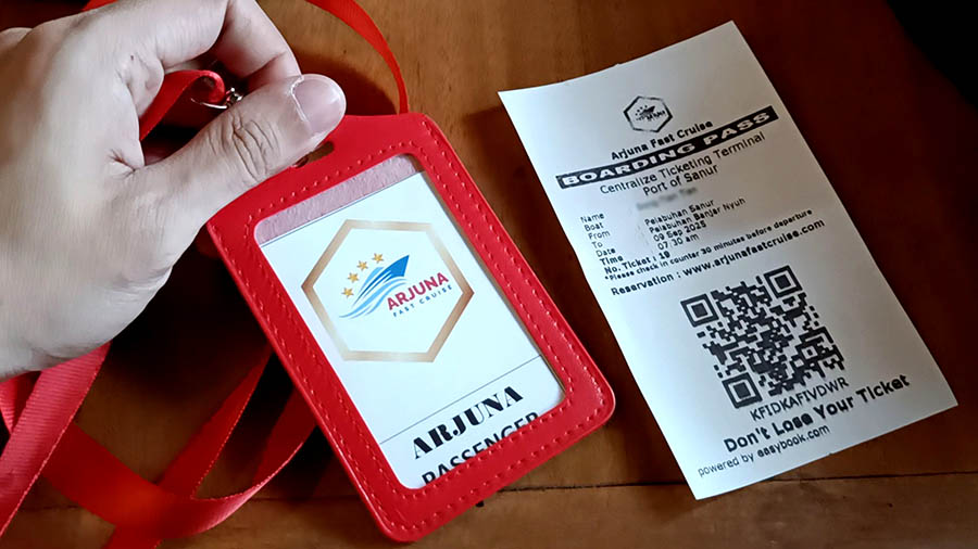 ได้รับป้ายห้อยคอ และตั๋วก่อนไปขึ้นเรือ