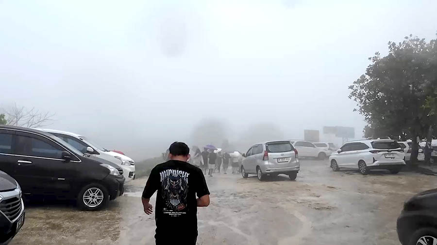 บรรยากาศ ลานจอดรถ ที่ Kelingking Beach เต็มไปด้วยหมอก