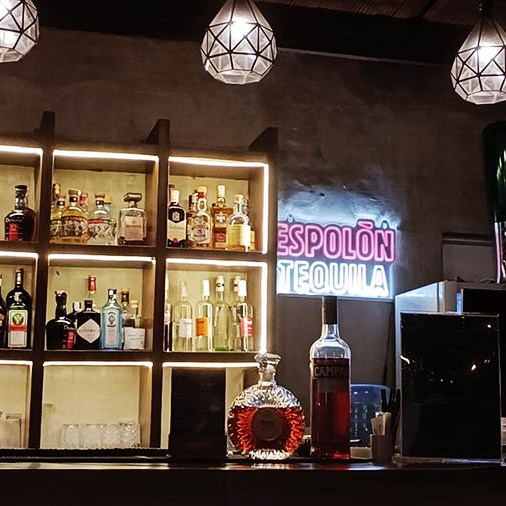 Mad Monkey ร้านอาหาร และ บาร์ ริมสระน้ำ บนดาดฟ้าโรงแรม MaxOne hotel