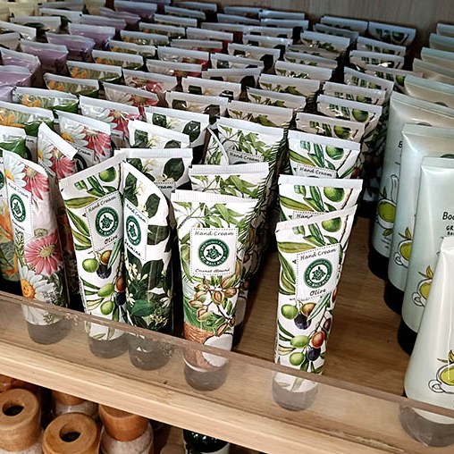 ของฝากที่สนามบินนานาชาติงูราห์ราย บาหลี อินโดนีเซีย Souvenirs at Ngurah Rai International Airport, Bali, Indonesia