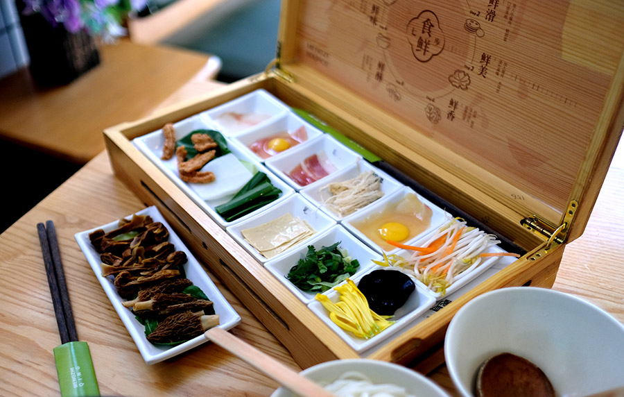 ก๋วยเตี๋ยวข้ามสะพาน อาหารขึ้นชื่อยูนนาน crossing bridge noodles, Yunnan's specialty