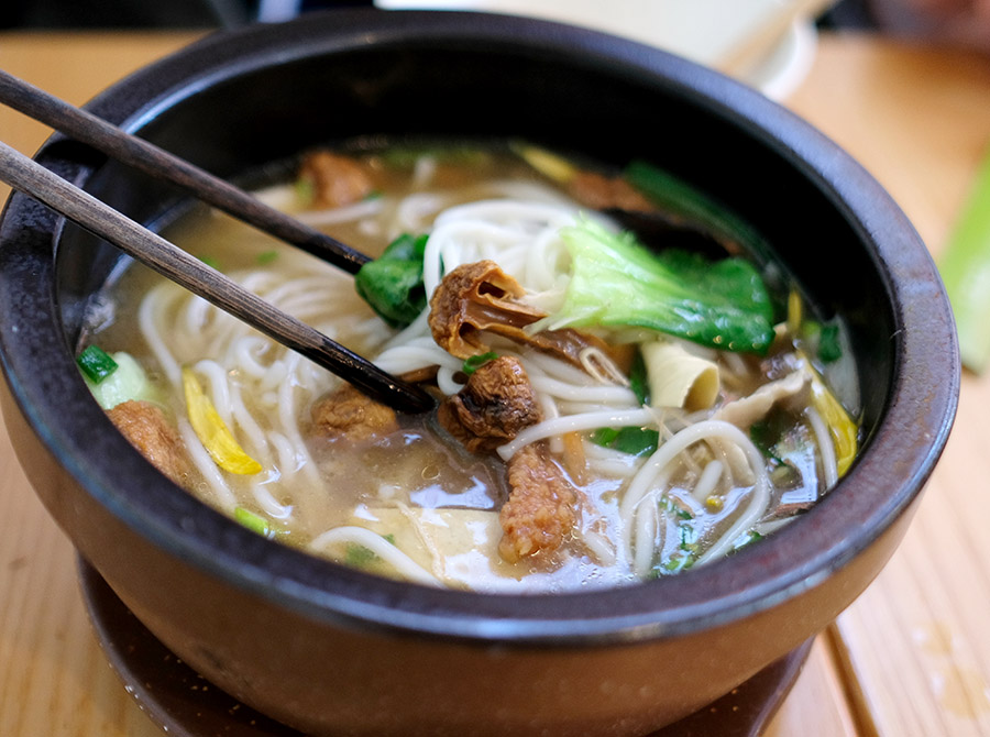 ก๋วยเตี๋ยวข้ามสะพาน อาหารขึ้นชื่อยูนนาน crossing bridge noodles, Yunnan's specialty