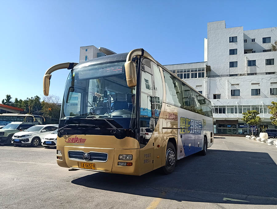 รถบัสสนามบิน จอดที่ท่ารถ สถานีรถไฟคุนหมิง Airport bus park at the destination, Kunming railway station