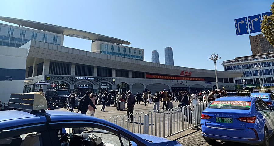รถบัสสนามบิน จอดที่ท่ารถ สถานีรถไฟคุนหมิง Airport bus park at the destination, Kunming railway station