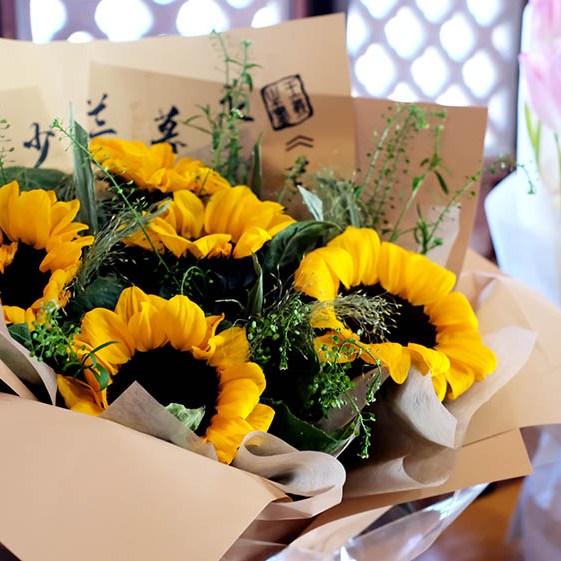 ดอกไม้บูชาพระ ที่วัดหยวนทง คุนหมิง มณฑลยูนนาน ประเทศจีน Flowers offering at Yuantong Temple, Kunming, Yunnan province, China