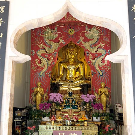 พระพุทธชินราชที่ วิหารทรงไทย วัดหยวนทง คุนหมิง มณฑลยูนนาน ประเทศจีน Phra Buddha Chinnarat at Thai Pavillion at Yuantong Temple, Kunming, Yunnan province, China