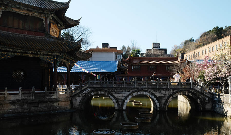 ศาลาแปดเหลี่ยมกลางน้ำ วัดหยวนทง คุนหมิง มณฑลยูนนาน ประเทศจีน Guanyin Pavillion at Yuantong Temple, Kunming, Yunnan province, China