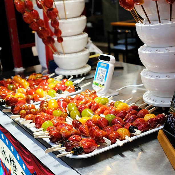 Tanghulu at Kunming old street ถังหูลู่ที่โซนเมืองเก่า ถนนคนเดินคุนหมิง ถนนโบราณ