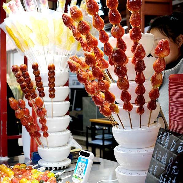 Tanghulu at Kunming old street ถังหูลู่ที่โซนเมืองเก่า ถนนคนเดินคุนหมิง ถนนโบราณ