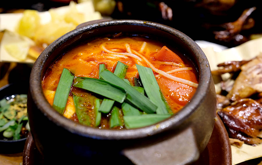 บะหมี่เส้นข้าวในซุปมะเขือเทศ อาหารยูนนาน ที่โซนเมืองเก่าคุนหมิง Rice noodles in tomato soup, Yunnan cuisine at Kunming old street