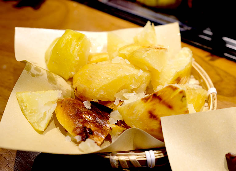 มันฝรั่ง 洋芋 หยางยู่ อาหารยูนนาน ที่โซนเมืองเก่าคุนหมิง 洋芋 Yángyù (Yunnan potato) Yunnan cuisine at Kunming old street