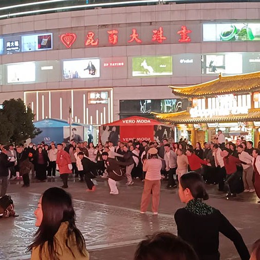 ผู้คนเต้นรำที่ถนนหนานผิง คุนหมิง People dancing at Nanping Square, Kunming