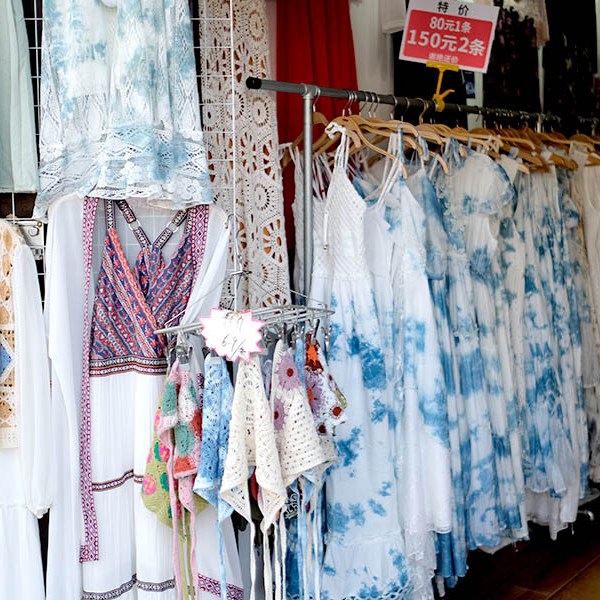 clothes store at Dali Ancient City, Yunnan, China ร้านขายเสื้อผ้า ที่เมืองเก่าต้าหลี่ มณฑลยูนนาน ประเทศจีน